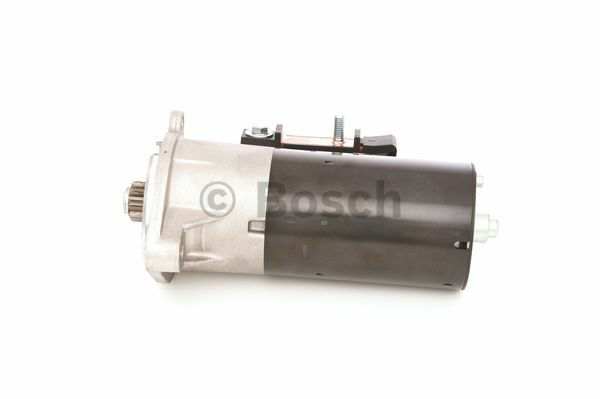 BOSCH Starter 487064 Neu
Spannung [V]: 12, Starterleistung [kW]: 2, Anzahl der Befestigungsbohrungen: 1, Anzahl der Gewindebohrungen: 2, Zähnezahl: 9, Klemme: 50, 30, Flansch-O [mm]: 82,5, Drehrichtung: Drehrichtung im Uhrzeigersinn, Ritzel-Grundposition [mm]: 21, Starterausführung: freiausstoßend, Gewindemaß: M12, Gewindemaß 1: M12x1.75, Bohrung-O 3 [mm]: 8, Länge [mm]: 230, Lage/Grad: rechts, Befestigungswinkel [Grad]: 9, Winkelmaß Befestigungsbohrung [Grad]: 9 1.