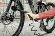 KÄRCHER Mobiles Reinigungszubehör für den Außenbereich 11541656 Universalbürste‚ Dank der wasserdurchlässigen Borsten löst die Universalbürste, die an die druckbetriebene Reinigungspistole angeschlossen werden kann, hartnäckigen Schmutz und wäscht ihn gleichzeitig weg. Die feinen Borsten schonen empfindliche Oberflächen, ohne die Reinigungsleistung zu beeinträchtigen. Die Bürste ist rundherum beborstet und eignet sich daher optimal zum Reinigen von Oberflächen, aber auch komplexen Formen, wie z.B. den Lücken von Fahrrädern. 4.