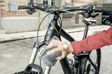 KÄRCHER Mobiles Reinigungszubehör für den Außenbereich 11541654 Mit dem optimal abgestimmten Zubehör des Fahrradzubehör-Sets lassen sich Fahrräder und Fahrradausrüstung gründlich und schonend reinigen. Die Universalbürste mit weichen Borsten lässt sich an der Pistole befestigen und entfernt hartnäckigen Schmutz. Mit dem Reinigungsmittel lassen sich typische Verschmutzungen am Fahrrad lösen und gleichzeitig die empfindlichen Teile schützen. Und mit dem hochwertigen, flauschigen Mikrofasertuch können die Reinigungswerkzeuge vor der Lagerung trocken abgewischt 3.