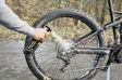 KÄRCHER Mobiles Reinigungszubehör für den Außenbereich 11541654 Mit dem optimal abgestimmten Zubehör des Fahrradzubehör-Sets lassen sich Fahrräder und Fahrradausrüstung gründlich und schonend reinigen. Die Universalbürste mit weichen Borsten lässt sich an der Pistole befestigen und entfernt hartnäckigen Schmutz. Mit dem Reinigungsmittel lassen sich typische Verschmutzungen am Fahrrad lösen und gleichzeitig die empfindlichen Teile schützen. Und mit dem hochwertigen, flauschigen Mikrofasertuch können die Reinigungswerkzeuge vor der Lagerung trocken abgewischt 2.