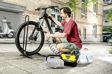 KÄRCHER Mobiles Reinigungszubehör für den Außenbereich 11541653 Mit dem optimal abgestimmten Zubehör des Adventure-Zubehörsets lässt sich Outdoor-Equipment überall reinigen. Die an die Spritzpistole anschließbare Universalbürste löst hartnäckigen Schmutz mit einer weichen Bürste und wäscht ihn weg. Mit dem Saugschlauch kann Wasser aus alternativen Wasserquellen wie Brunnen oder Wassertanks gewonnen werden. Zur Aufbewahrung des Zubehörs dient die im Lieferumfang enthaltene Box, die an der Unterseite des Druckgerätes befestigt werden kann. 2.