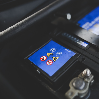 Hier sind einige häufige Mythen über Autobatterien, die du vielleicht auch geglaubt hast