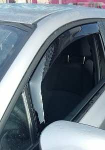 SZATUNA Luftabweiser 11029568 Erstes Paar, Toyota CH-R, 5-Türer-Fensterrahmen, kann nicht klebrig an Gummisiegel eingebaut werden. Geprägte Form. Im Durchschnitt 7 cm breit. Es geht durch die gesamte Länge des Fensterrahmens. Transparente Rauchfarbe. Boxinhalt: 1 Erstes Paar von Luftraum, Anweisungen für Zeichnungsanweisungen, Befestigungselemente: 4 PCS U -Profil.
